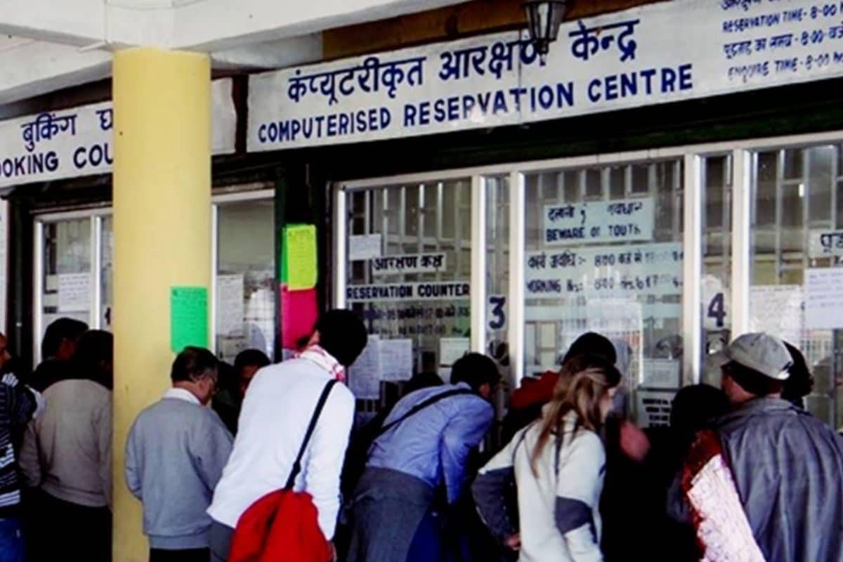 कहने को राजधानी… लेकिन रेल टिकट के लिए तपती धूप में 100 मीटर दौड़ने को मजबूर यात्री, जानिए क्या है वजह?
