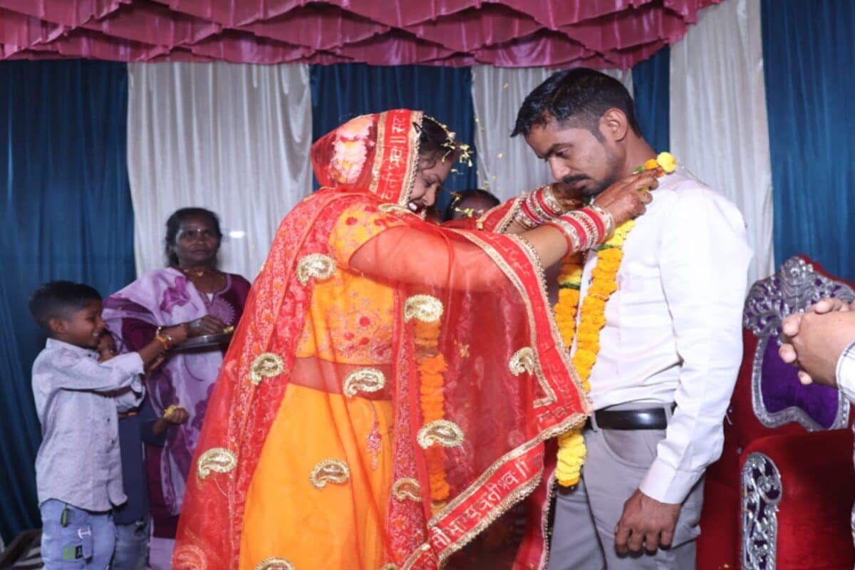 लव मैरिज के बाद दुल्हन को हुआ दूसरे लड़के से प्यार, 6 महीने की शादी, फिर पति को छोड़कर नए वाले बॉयफ्रेंड संग हुई फरार!