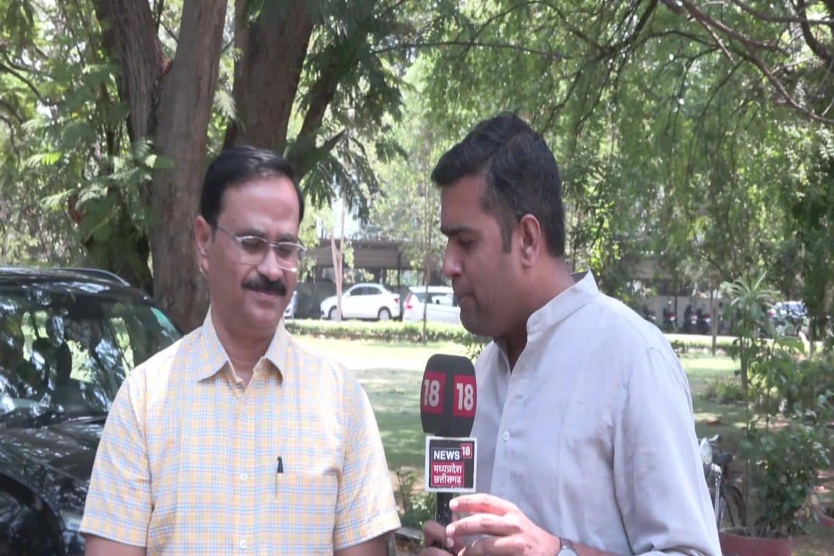 पैसों लाओ डिग्री पाओ! नामी विश्वविद्यालय और लटका कर रखी डिग्री, छात्रों की आंदोलन की चेतावनी