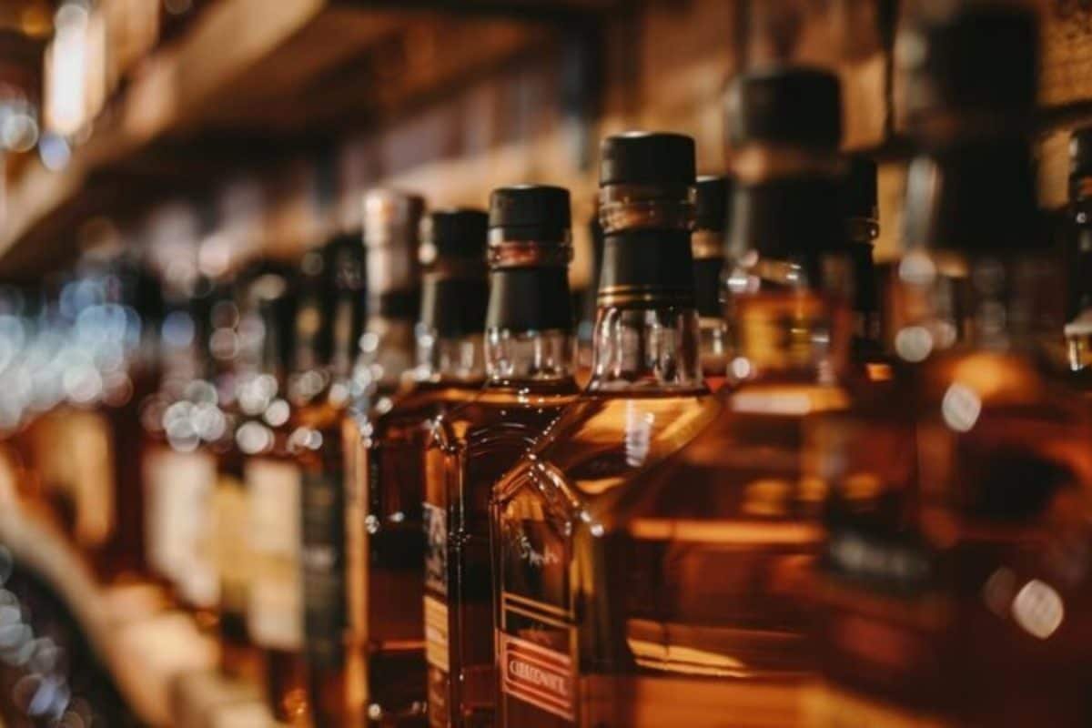 शराब घोटाले में बड़ा एक्शन, ACB-EOW ने 8 आरोपियों को दबोचा, 100 करोड़ की गड़बड़ी का खुलासा!